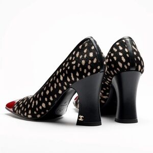CHANEL Pumps